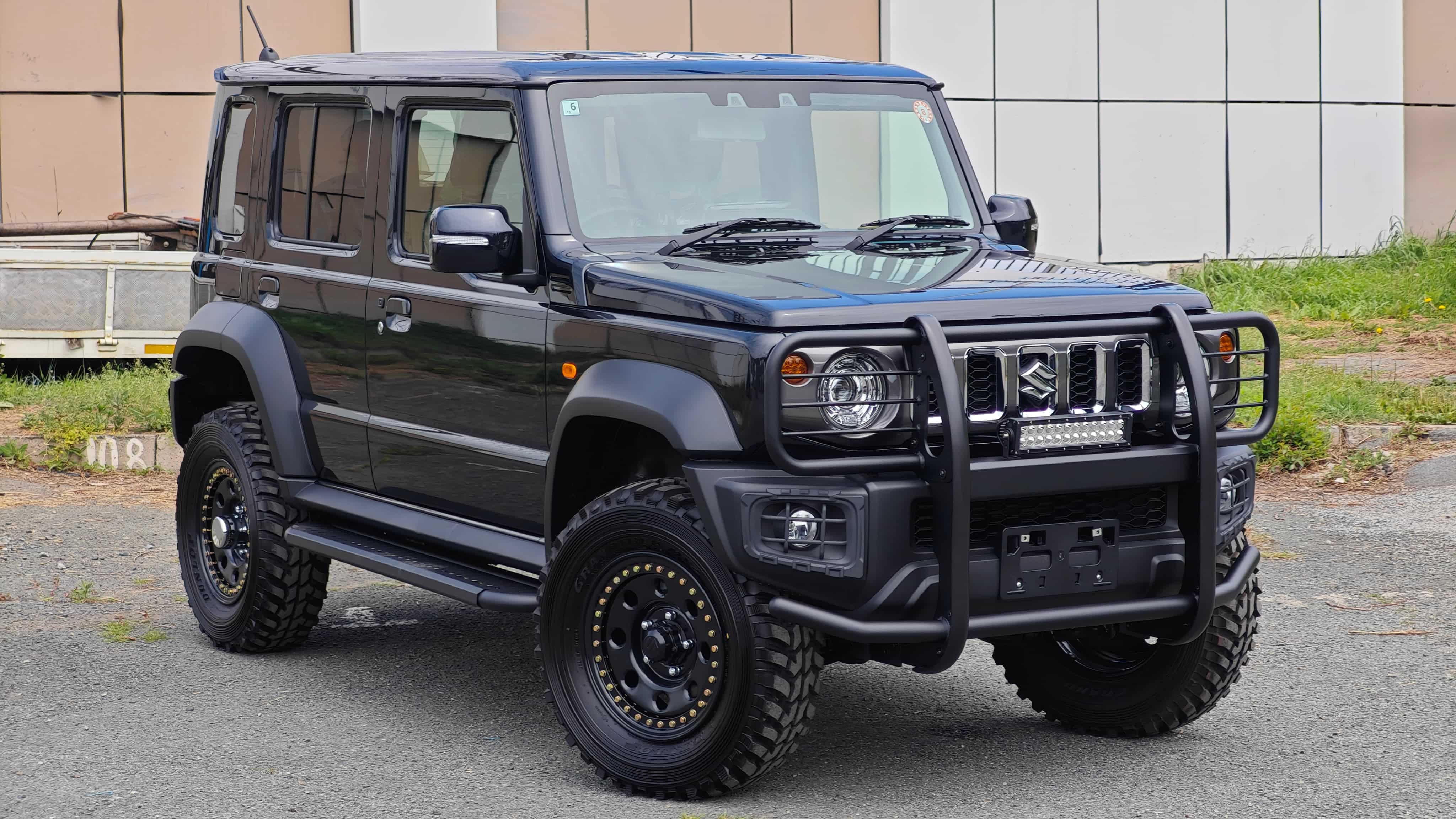 Suzuki Jimny Nomade чёрный, 5 дверей, с кенгурятником — во Владивостоке, спереди